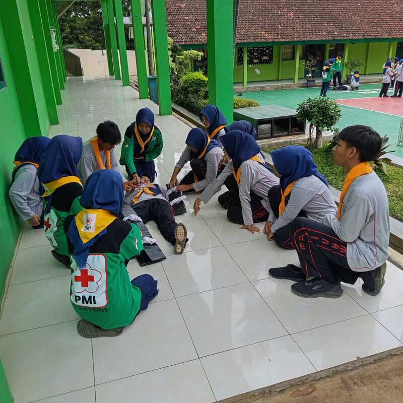 PMR - yuk belajar P3K, biar bisa bilang, "kamu sakit ? sini kutolongin"