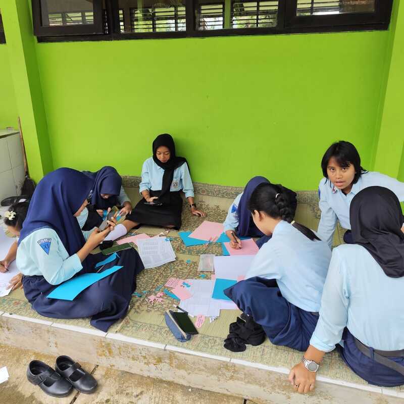 Belajar lesehan ? depan kelas pun nyaman untuk semua... 