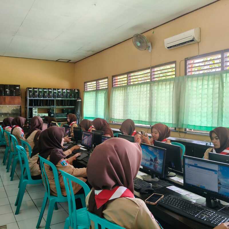 Belajar harus bisa pegang dan operasikan komputer. wajib.