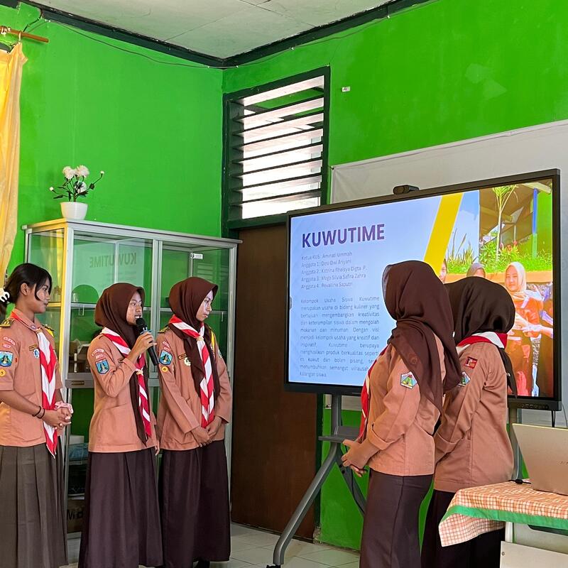 Belajar bersama memanfaatkan Interactive Flat Panel