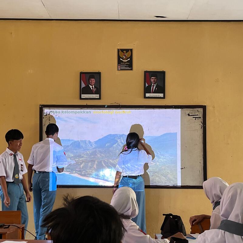 Pembelajaran Geografi Asik dengan pemanfaatan proyektor dengan inovatif