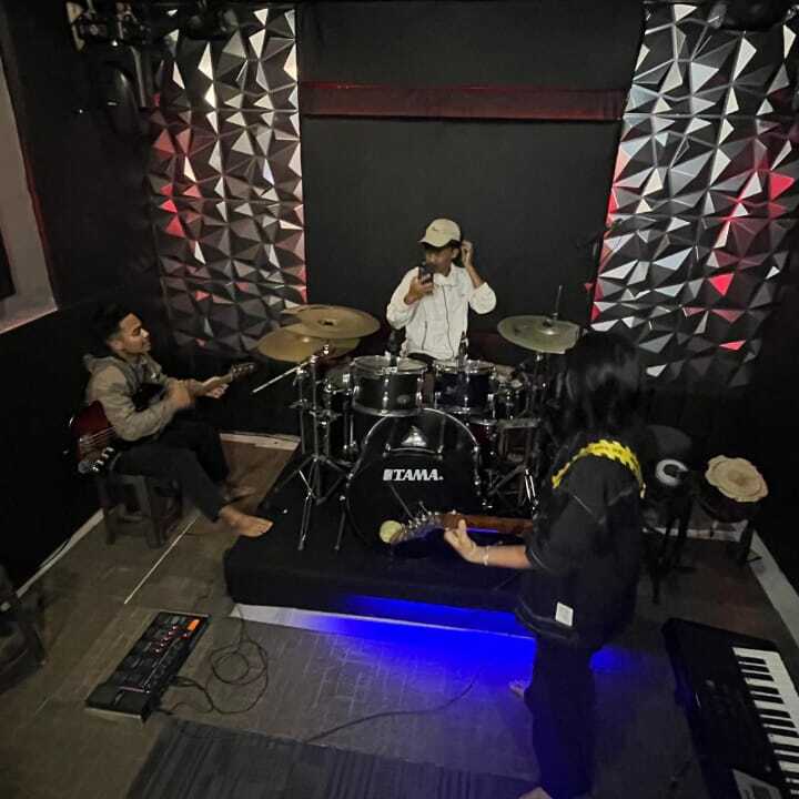 Suka musik ? tentu... ada ekstrakurikuler musik lho di SMANSI