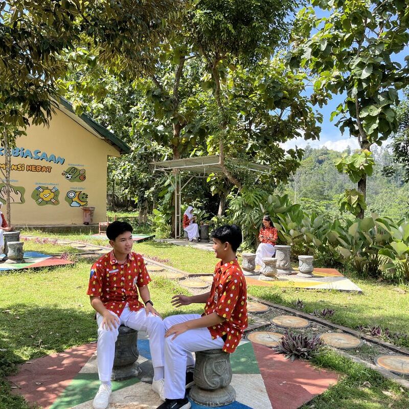 Taman SMANSI View yang rindang dan menyenangkan