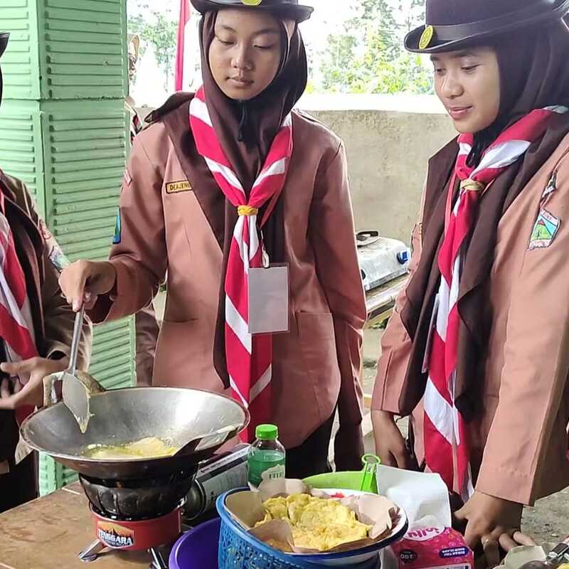 PRAMUKA - Anak pramuka harus bisa masak juga