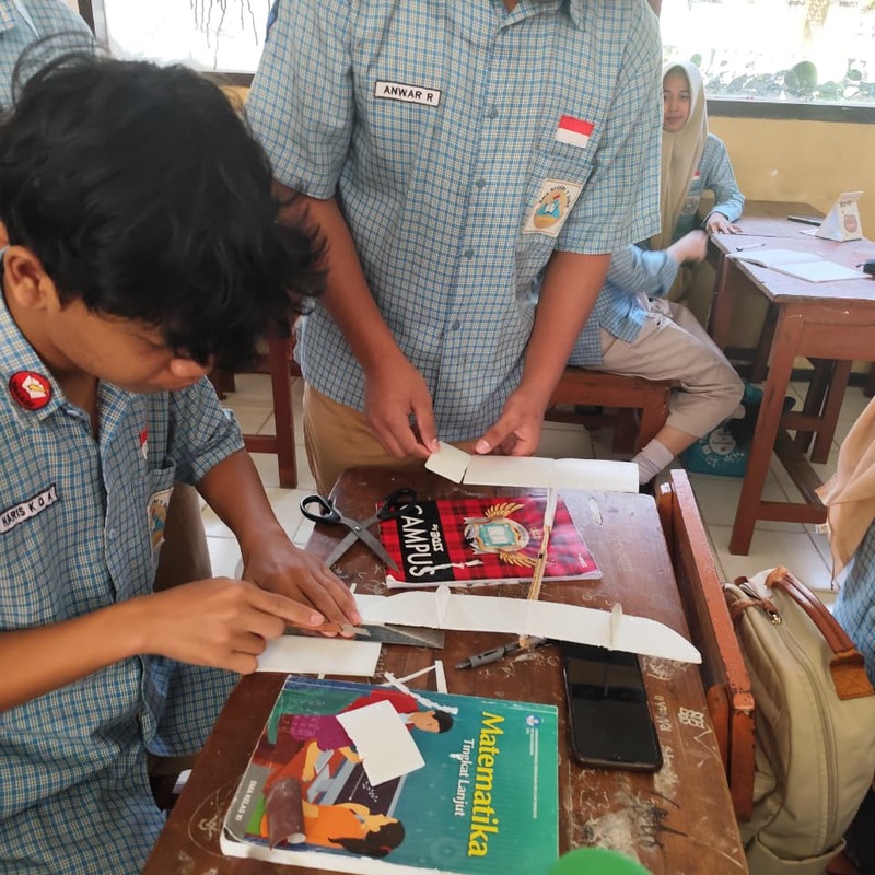 Kalau ini calonnya Pak Habibie Junior, pembelajaran Fisika membuat modeling pesawat terbang