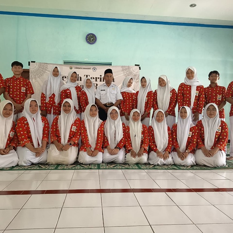 Ekstrakurikuler ROHIS bersama pembina